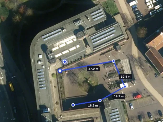 Schutting ingetekend op een luchtfoto met lengtes per zijde
